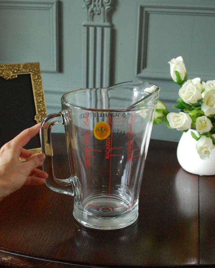 アンティーク 雑貨のガラス小物　アンティーク雑貨　アンティークプレスドグラスのレモネードジャグ（ピッチャー）。いろんな使い方で楽しんで下さい飲み物を入れるのはもちろんフラワーベースとしても使いやすい便利なサイズです。(pg-6173)