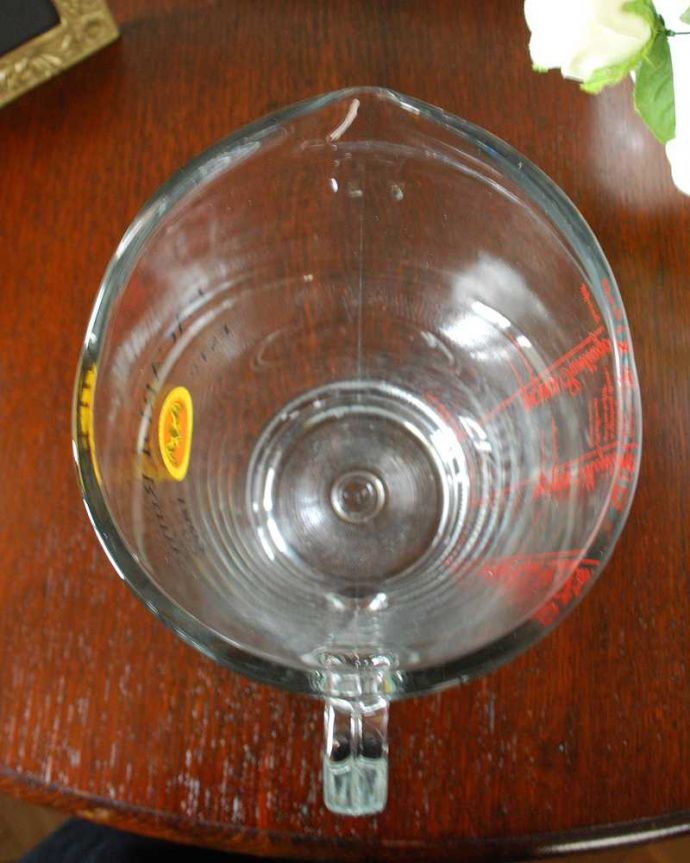 アンティーク 雑貨のガラス小物　アンティーク雑貨　アンティークプレスドグラスのレモネードジャグ（ピッチャー）。上から見るとこんな感じです。(pg-6173)