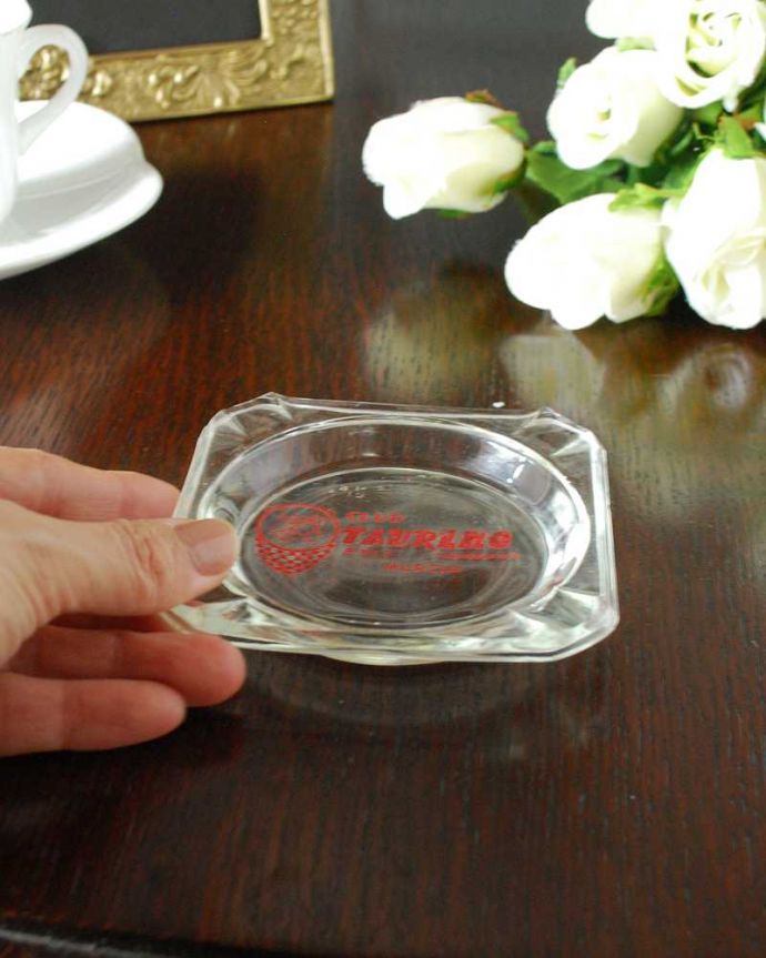 アンティーク 雑貨のガラス小物　アンティーク雑貨　アンティークのガラス雑貨、シンプルなデザインの灰皿。いろいろ便利に使えます大きさはこれくらい。(pg-6176)