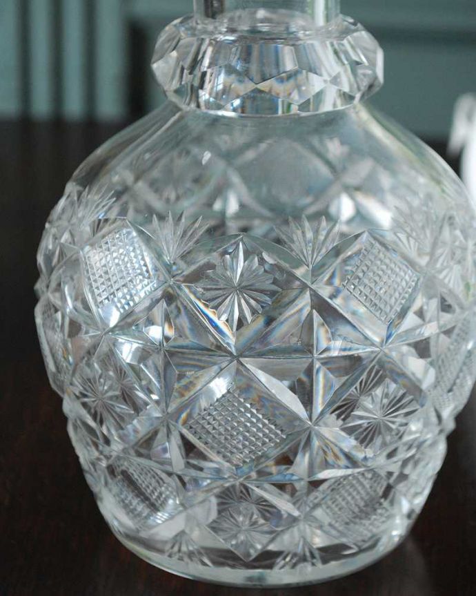 アンティーク 雑貨のガラス小物　アンティーク雑貨　イギリスで見つけたゴージャスで美しいアンティーク プレスドグラス(デカンタ)。お酒を入れて楽しんだデカンタ今のように便利なペットボトルや缶がない時代。(pg-6180)