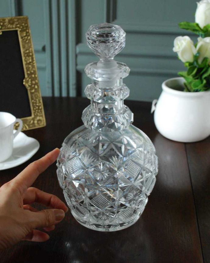 アンティーク 雑貨のガラス小物　アンティーク雑貨　イギリスで見つけたゴージャスで美しいアンティーク プレスドグラス(デカンタ)。貴重なガラスの栓付きですガラスで出来た栓は壊れやすいので残っているだけで貴重です。(pg-6180)