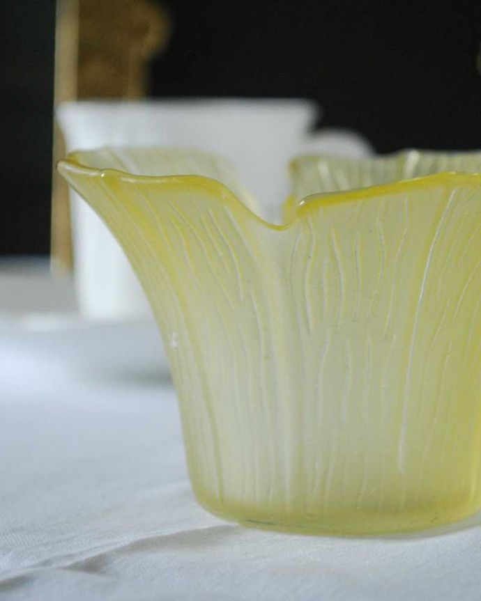 アンティーク 雑貨のガラス小物　アンティーク雑貨　食卓を華やかに彩る輝くアンティークデザートグラス、プレスドグラスの小さなボウル。食事の時間を楽しく過ごすために作られた器貴重だったガラスがプレスドグラスの発達によって気軽に手に入るようになった時代に作られたテーブルウェア。(pg-6191)