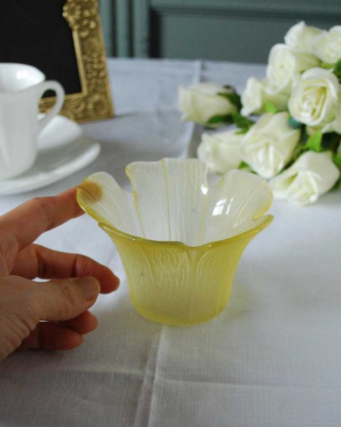 アンティーク 雑貨のガラス小物　アンティーク雑貨　食卓を華やかに彩る輝くアンティークデザートグラス、プレスドグラスの小さなボウル。いろいろ便利に使えます食卓で使うのはもちろん、お花を浮かべたり、花器代わりに使ったりと自分だけの使い方を楽しんで下さい。(pg-6191)
