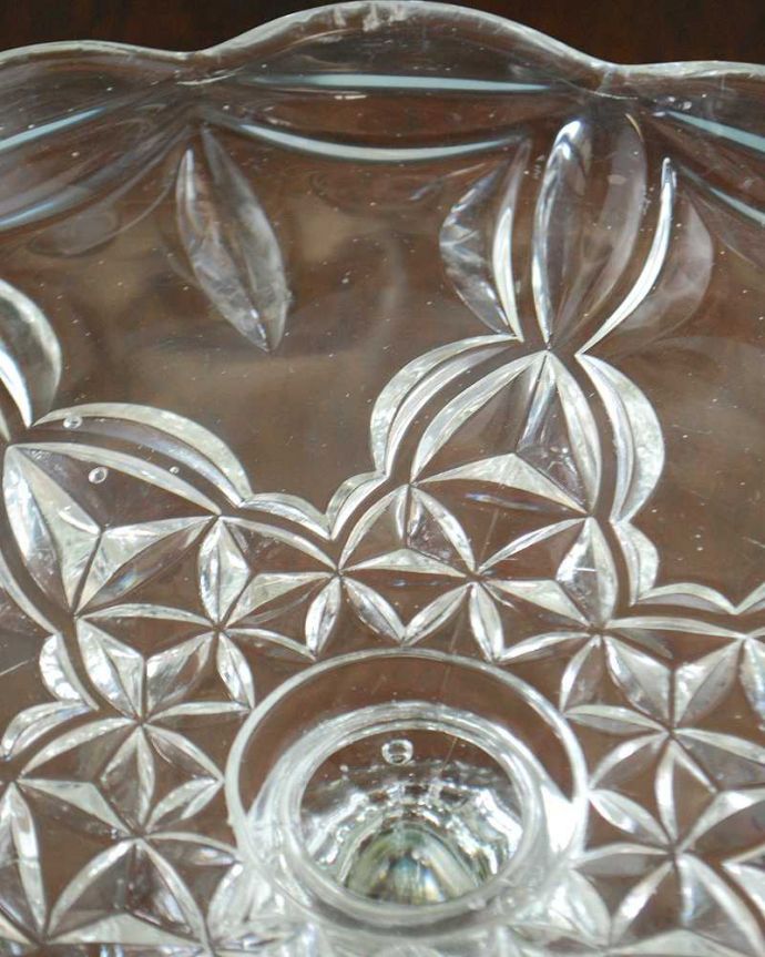 アンティーク 雑貨のガラス小物　アンティーク雑貨　アンティークのガラス雑貨、英国の食卓を彩るケーキスタンド。センターピースとして使われた器脚が付いているフルーツスタンドは、テーブルコーディネイトの中心として食卓の真ん中で華を添えるセンターピースとして使われていました。(pg-6194)