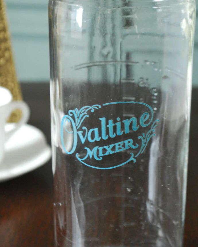 アンティーク 雑貨のガラス小物　アンティーク雑貨　イギリスのアンティーク雑貨、ミキサー「Ovaltine Mixer」。「Ovaltine Mixer」水色のロゴが可愛いアクセントに。(pg-6196)