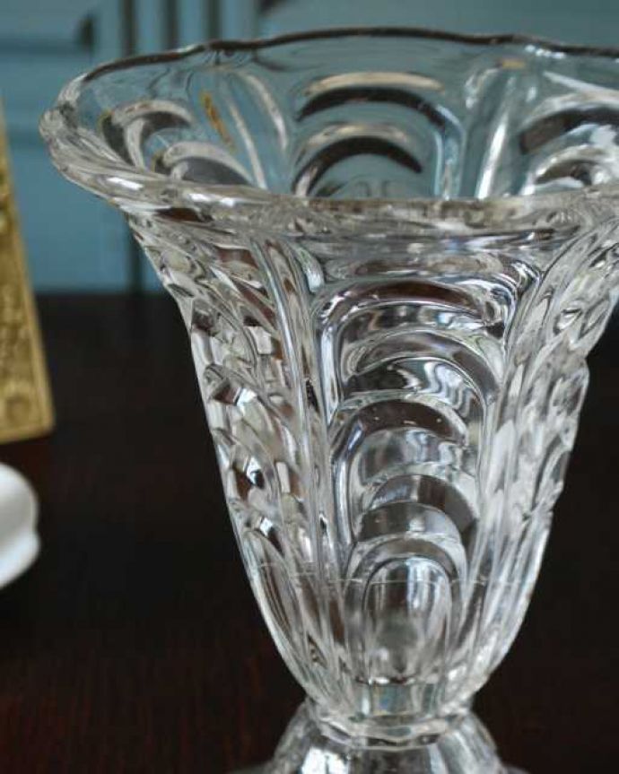 アンティーク 雑貨のガラス小物　アンティーク雑貨　イギリスで見つけたアンティークプレスドグラスのセロリーベース。実は、セロリのために作られた器オシャレな花器に見えますが、実はセロリを立てて食卓に出すために作られた器、セロリ―ベース。(pg-6203)
