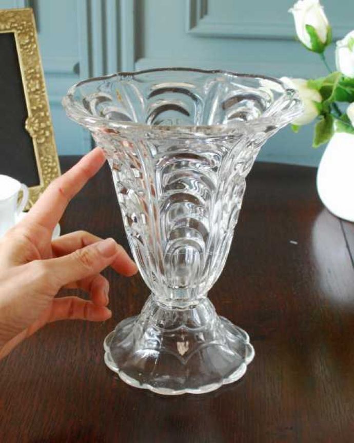 アンティーク 雑貨のガラス小物　アンティーク雑貨　イギリスで見つけたアンティークプレスドグラスのセロリーベース。可愛い形が特長アンティークのガラスは現代のガラスと成分が違うから輝き方も違うんです。(pg-6203)