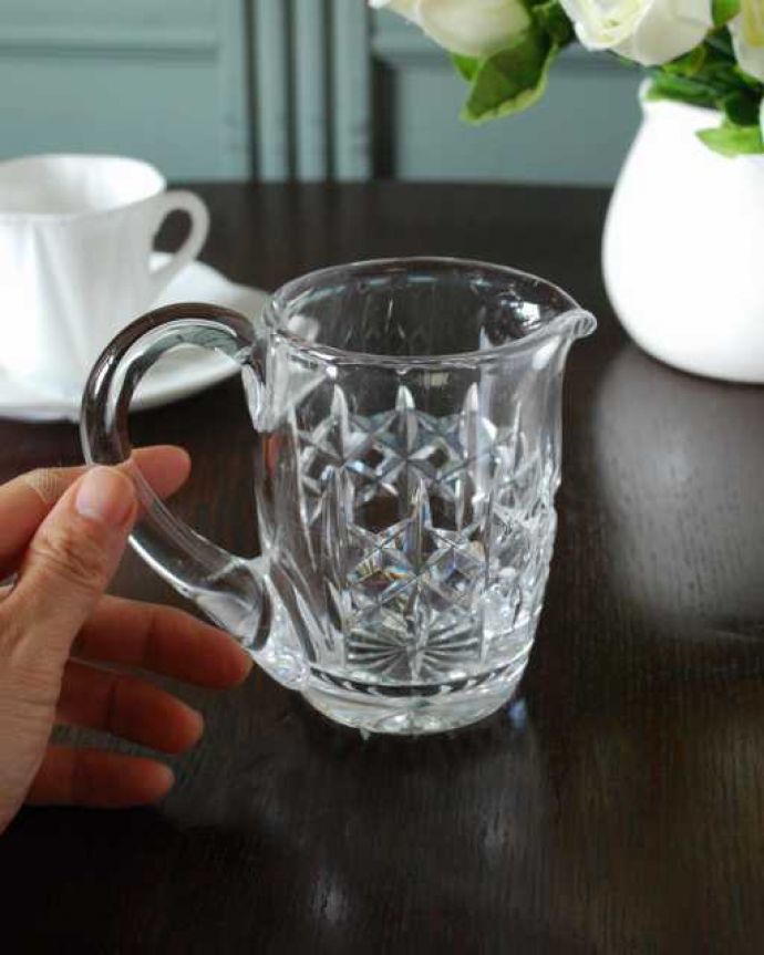 アンティーク 雑貨のガラス小物　アンティーク雑貨　アンティークの雑貨、ガラスでできたミルクピッチャー。持ち手もしっかり付いています昔と同じようにミルクを入れて使うのはもちろん使い方は自由自在。(pg-6211)