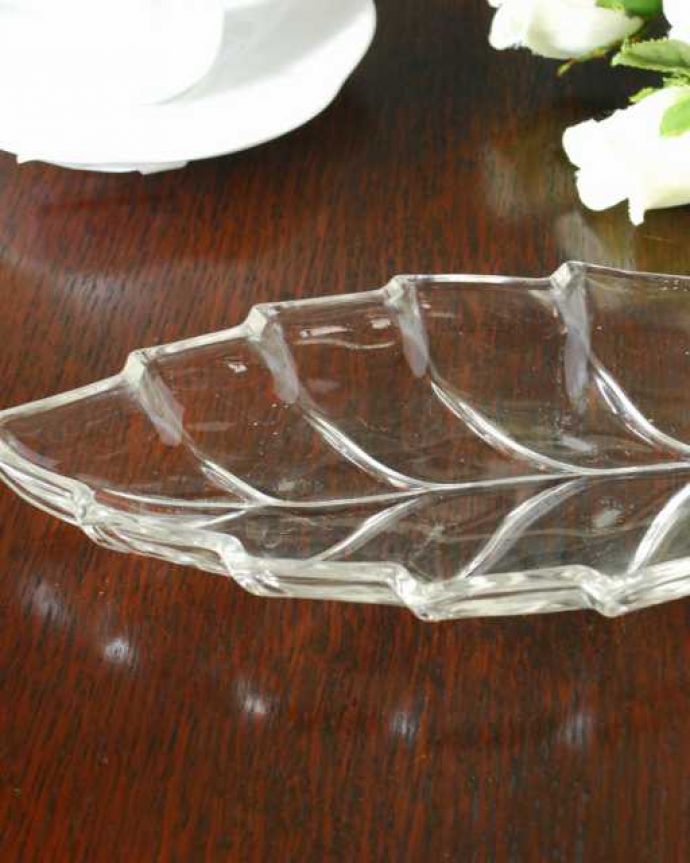 アンティーク 雑貨のガラス小物　アンティーク雑貨　アンティークのガラスのプレート、リーフのかたちをした可愛いプレスドグラス。食事の時間を楽しく過ごすために作られた器貴重だったガラスがプレスドグラスの発達によって気軽に手に入るようになった時代に作られたテーブルウェア。(pg-6214)