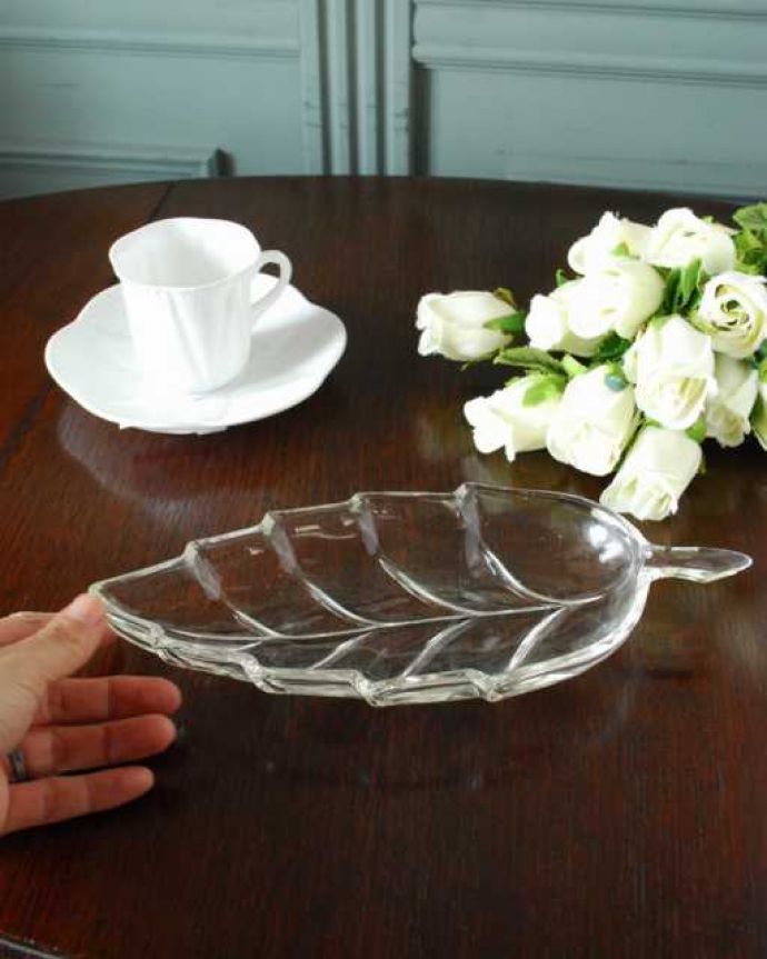 アンティーク 雑貨のガラス小物　アンティーク雑貨　アンティークのガラスのプレート、リーフのかたちをした可愛いプレスドグラス。いろいろ便利に使えます食卓で使うのはもちろん、アクセサリーを並べたり自分だけの使い方を楽しんで下さい。(pg-6214)