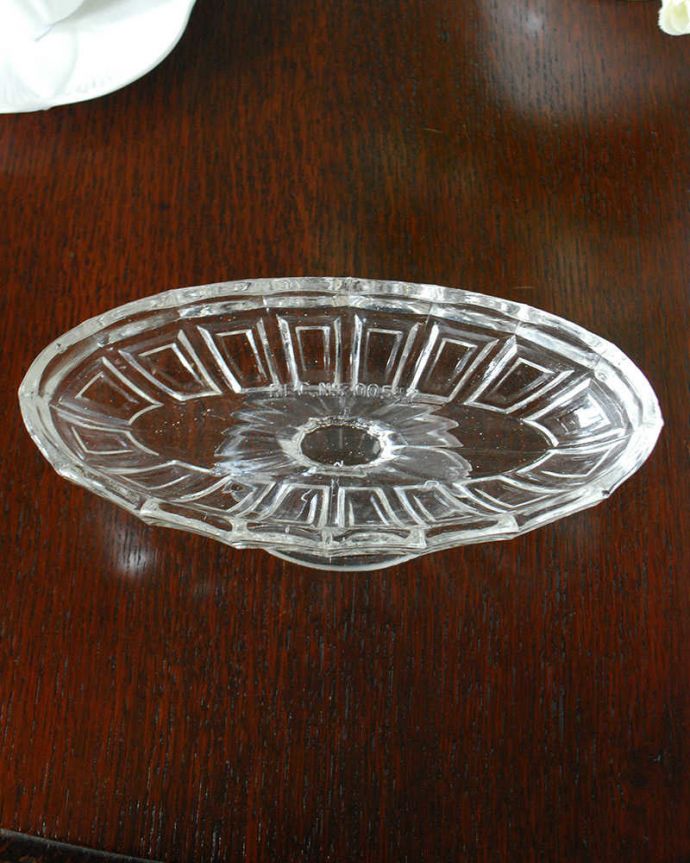 アンティーク 雑貨のガラス小物　アンティーク雑貨　テーブルが華やかになる、オーバルなかたちのアンティークプレスドグラスのガラスコンポート。上から見ると美しいデザインアンティークのため、多少の欠け・傷がある場合がありますが、使用上問題はありませんので、ご了承下さい。(pg-6221)