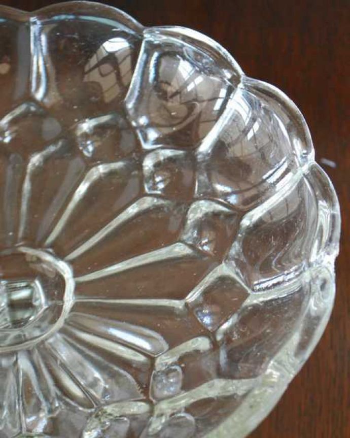 アンティーク 雑貨のガラス小物　アンティーク雑貨　イギリスで見つけた華やかなアンティークプレスドグラスのコンポート。センターピースとして使われた器脚が付いているケーキスタンドは、テーブルコーディネイトの中心として食卓の真ん中で華を添えるセンターピースとして使われていました。(pg-6222)