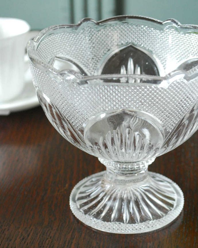 アンティーク 雑貨のガラス小物　アンティーク雑貨　お花が華やかなアンティークガラスのデザートグラス（プレスドグラス）。デザート用に作られた美しいガラスの器食卓で使われたガラスはどれも美しいですが、特にめずらしいデザート用。(pg-6224)
