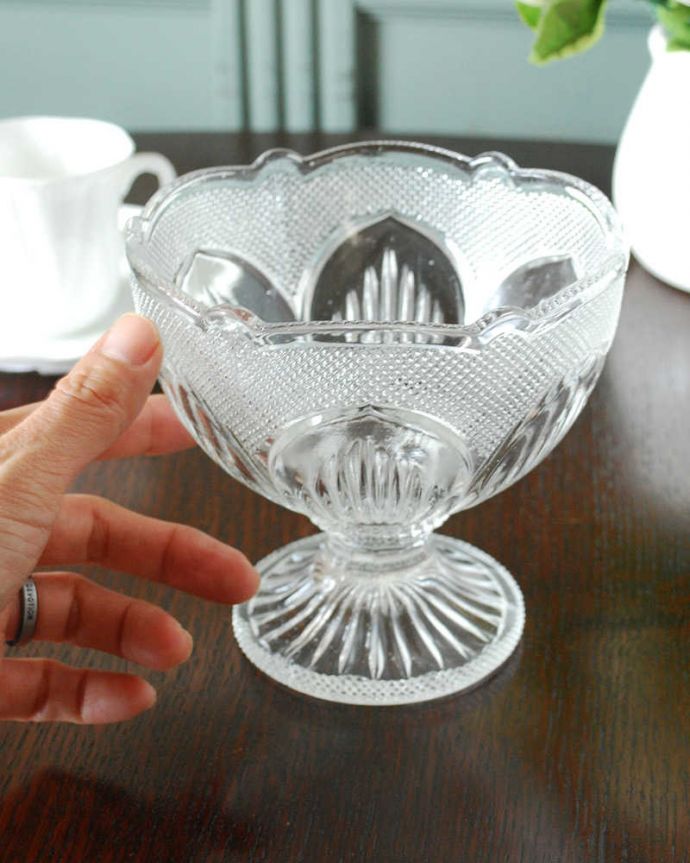 アンティーク 雑貨のガラス小物　アンティーク雑貨　お花が華やかなアンティークガラスのデザートグラス（プレスドグラス）。どれも個性的で美しい形が個性的なデザート用のグラス。(pg-6224)