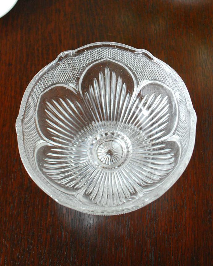 アンティーク 雑貨のガラス小物　アンティーク雑貨　お花が華やかなアンティークガラスのデザートグラス（プレスドグラス）。上から見ると美しいデザインアンティークのため、多少の欠け・傷がある場合がありますが、使用上問題はありませんので、ご了承下さい。(pg-6224)