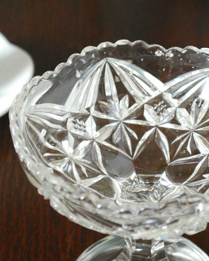 アンティーク 雑貨のガラス小物　アンティーク雑貨　アンティークガラスの型押しがキラキラ輝くデザートグラス（プレスドグラス）。デザート用に作られた美しいガラスの器食卓で使われたガラスはどれも美しいですが、特にめずらしいデザート用。(pg-6225)