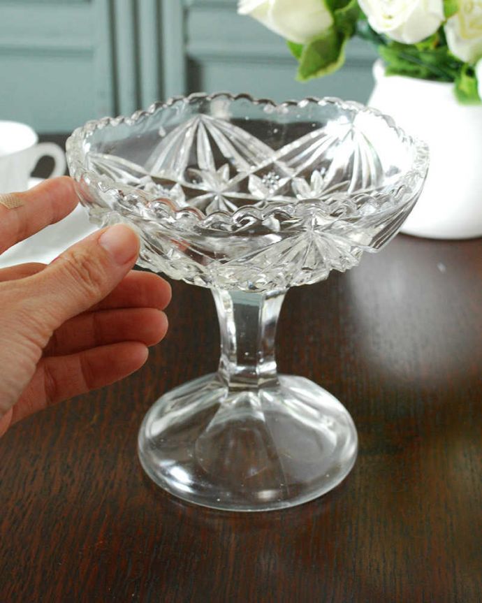 アンティーク 雑貨のガラス小物　アンティーク雑貨　アンティークガラスの型押しがキラキラ輝くデザートグラス（プレスドグラス）。どれも個性的で美しい形が個性的なデザート用のグラス。(pg-6225)