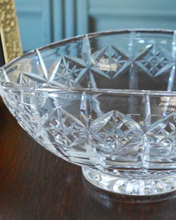 アンティーク 雑貨のガラス小物　アンティーク雑貨　華やかなアンティーク プレスドグラスの大きなガラスボウル 。食事の時間を楽しく過ごすために作られた器貴重だったガラスがプレスドグラスの発達によって気軽に手に入るようになった時代に作られたテーブルウェア。(pg-6226)
