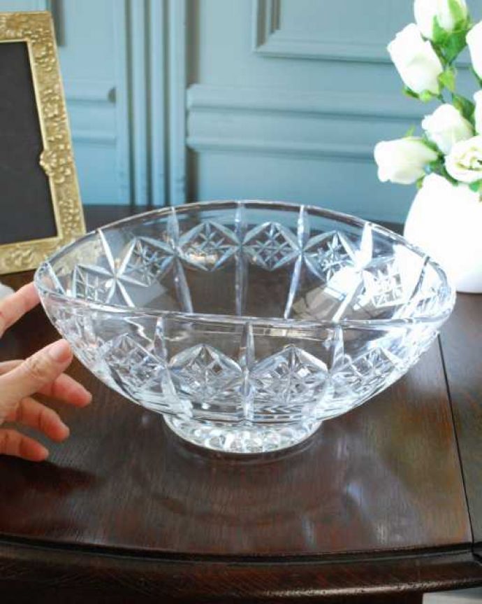アンティーク 雑貨のガラス小物　アンティーク雑貨　華やかなアンティーク プレスドグラスの大きなガラスボウル 。いろいろ便利に使えます食卓で使うのはもちろん、お花を浮かべたり、花器代わりに使ったりと自分だけの使い方を楽しんで下さい。(pg-6226)