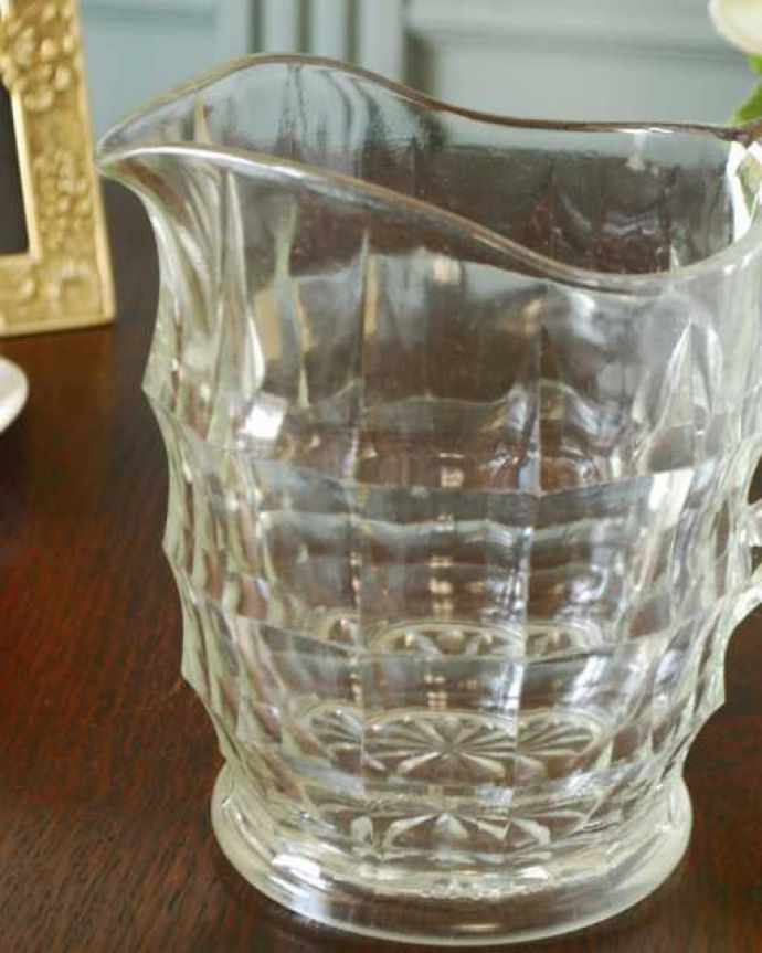 アンティーク 雑貨のガラス小物　アンティーク雑貨　アンティークのガラス雑貨、使いやすいサイズのウォータージャグ。英国の家庭には必ずあるウォータージャグアルコールを飲まない人のためにテーブルの中央にお水を置いて置かれていたウォータージャグ。(pg-6231)