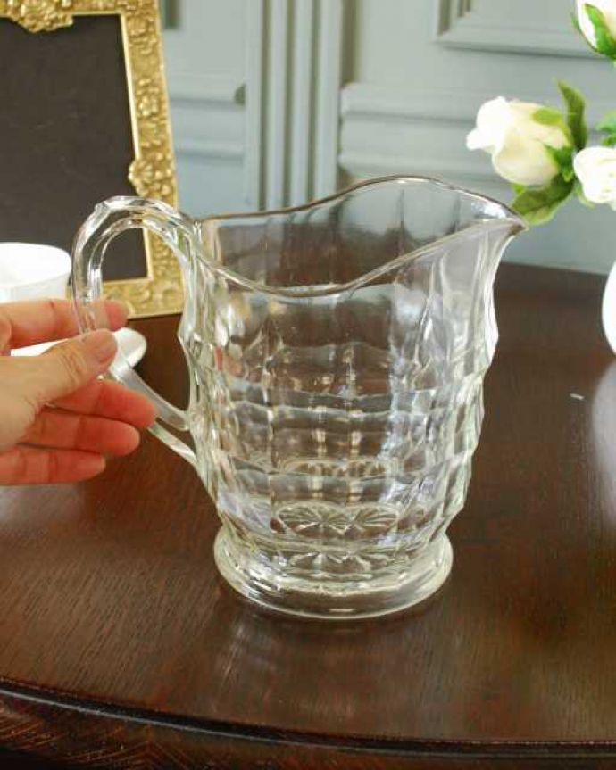 アンティーク 雑貨のガラス小物　アンティーク雑貨　アンティークのガラス雑貨、使いやすいサイズのウォータージャグ。いろんな使い方が出来ます飲み物を入れるのはもちろんフラワーベースとしても使いやすい便利なサイズです。(pg-6231)