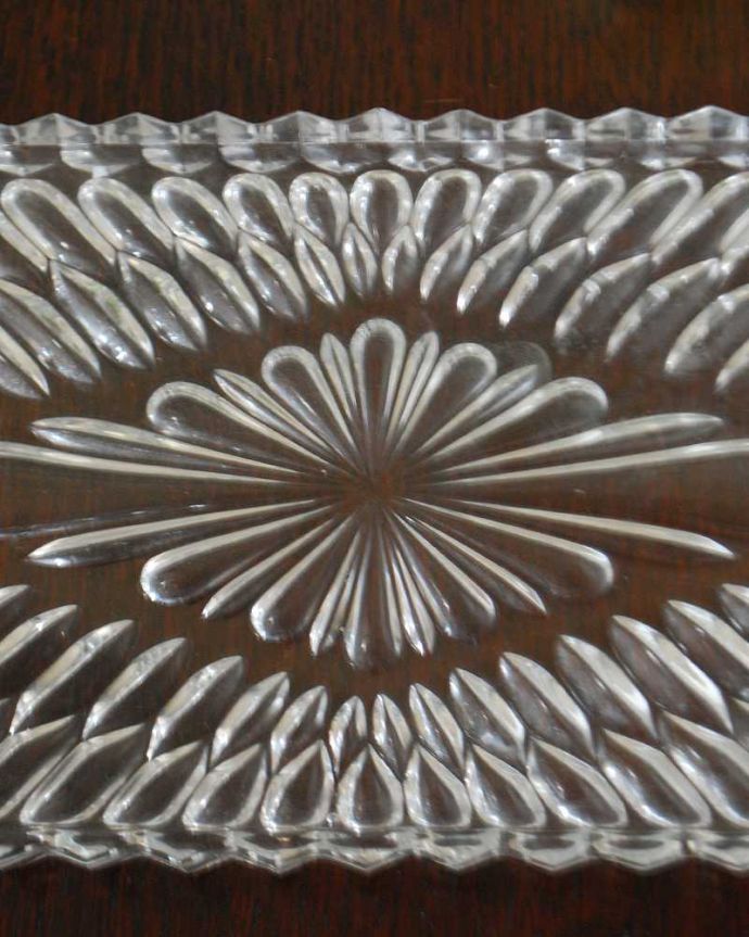 アンティーク 雑貨のガラス小物　アンティーク雑貨　英国のアンティークプレスドグラス、美しいガラストレイ（アクセサリートレイ）。食事の時間を楽しく過ごすために作られた器貴重だったガラスがプレスドグラスの発達によって気軽に手に入るようになった時代に作られたテーブルウェア。(pg-6240)