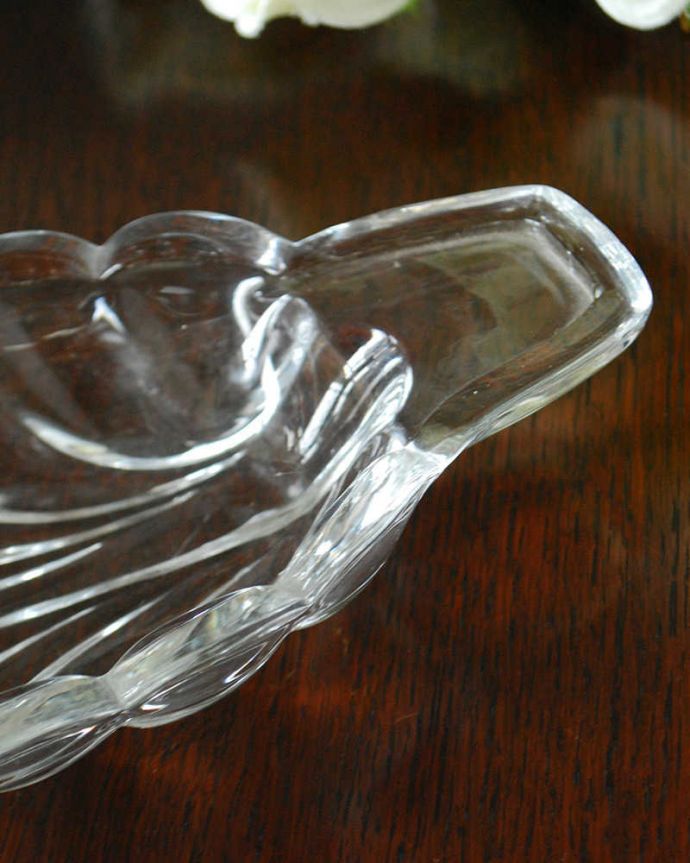 アンティーク 雑貨のガラス小物　アンティーク雑貨　イギリスで見つけたリーフモチーフの可愛いアンティークプレスドグラスのプレート。食事の時間を楽しく過ごすために作られた器貴重だったガラスがプレスドグラスの発達によって気軽に手に入るようになった時代に作られたテーブルウェア。(pg-6247)