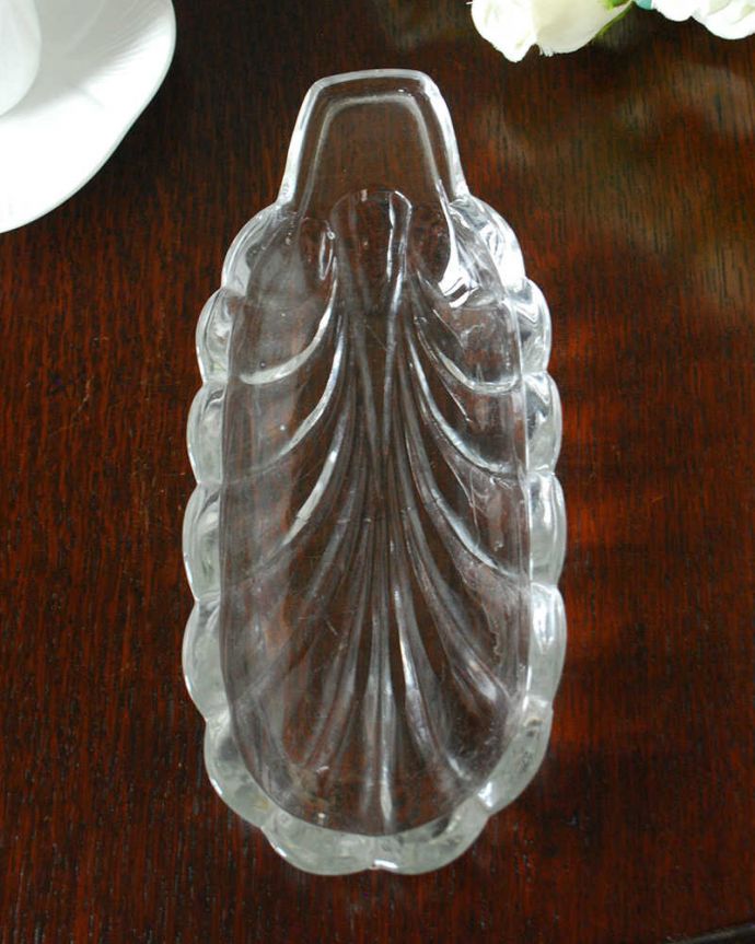 アンティーク 雑貨のガラス小物　アンティーク雑貨　イギリスで見つけたリーフモチーフの可愛いアンティークプレスドグラスのプレート。上から見るとこんな感じです。(pg-6247)