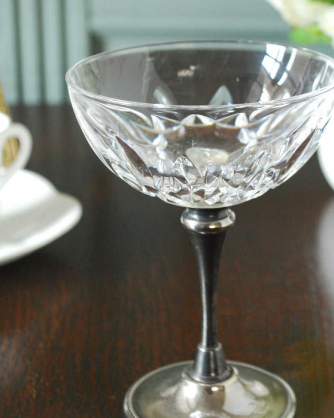 アンティーク 雑貨のガラス小物　アンティーク雑貨　アンティークガラスのデザートグラス（プレスドグラス）。デザート用に作られた美しいガラスの器食卓で使われたガラスはどれも美しいですが、特にめずらしいデザート用。(pg-6249)