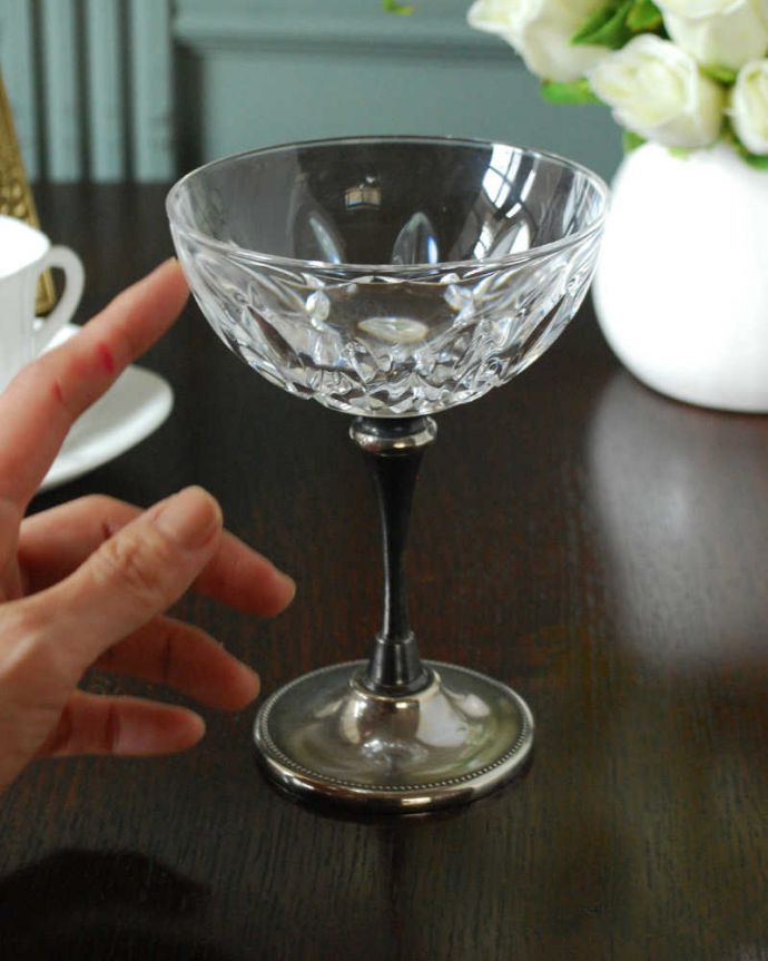 アンティーク 雑貨のガラス小物　アンティーク雑貨　アンティークガラスのデザートグラス（プレスドグラス）。どれも個性的で美しい形が個性的なデザート用のグラス。(pg-6249)