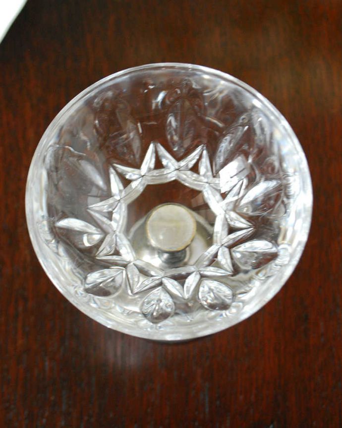 アンティーク 雑貨のガラス小物　アンティーク雑貨　アンティークガラスのデザートグラス（プレスドグラス）。上から見るとこんな形アンティークなので多少のキズやカケがある場合はありますが、使用上問題はありませんのでご了承下さい。(pg-6249)