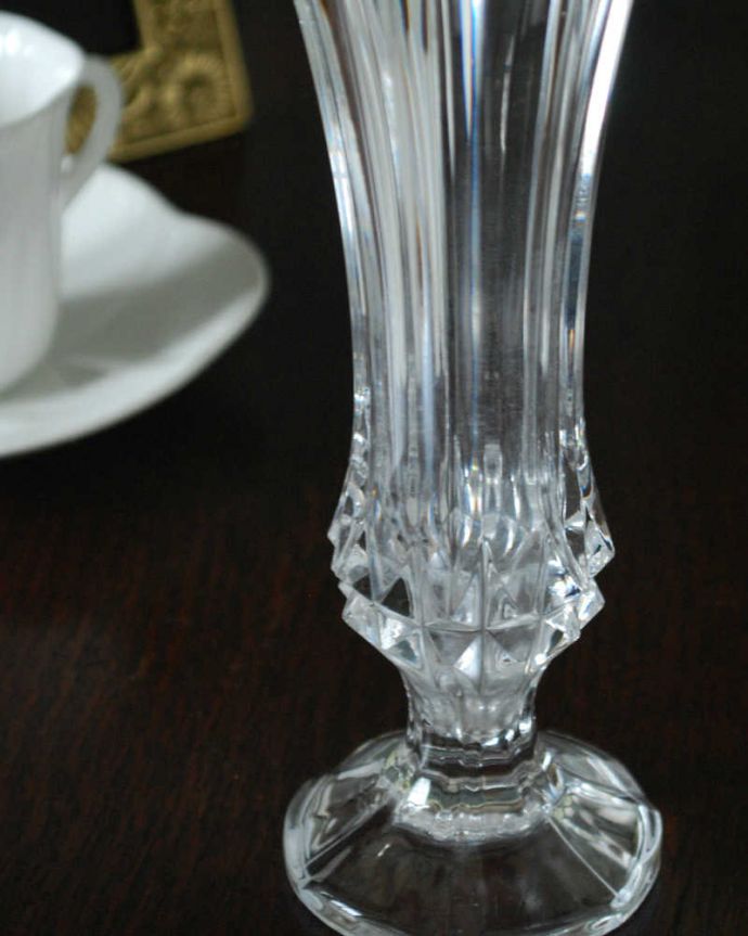 アンティーク 雑貨のガラス小物　アンティーク雑貨　スッと伸びる美しい一輪挿し、プレスドグラスのアンティークフラワーベース。普段の生活にパッと華を添えてくれるアンティーク気軽に使えるアンティークのプレスドグラスの中で、もっとも英国らしいアイテムの花器。(pg-6250)