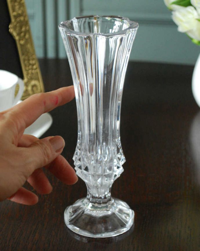 アンティーク 雑貨のガラス小物　アンティーク雑貨　スッと伸びる美しい一輪挿し、プレスドグラスのアンティークフラワーベース。キラキラ輝く美しさ置いておくだけでも絵になるデザイン。(pg-6250)