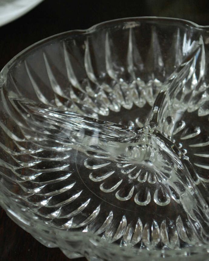 アンティーク 雑貨のガラス小物　アンティーク雑貨　アンティークのガラスのお皿、仕切り付きが付いた便利なプレート。食事の時間を楽しく過ごすために作られた器貴重だったガラスがプレスドグラスの発達によって気軽に手に入るようになった時代に作られたテーブルウェア。(pg-6255)