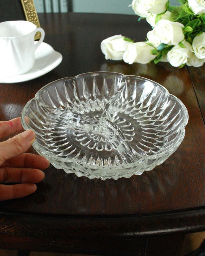 アンティーク 雑貨のガラス小物　アンティーク雑貨　アンティークのガラスのお皿、仕切り付きが付いた便利なプレート。いろいろ便利に使えます仕切りが付いているので食卓で使うのはもちろん、アクセサリーを並べたり自分だけの使い方を楽しんで下さい。(pg-6255)