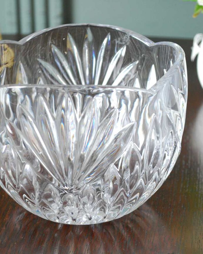 アンティーク 雑貨のガラス小物　アンティーク雑貨　お花の形に模られたデザインが可愛い器、 英国アンティークのプレスドグラス。食事の時間を楽しく過ごすために作られた器貴重だったガラスがプレスドグラスの発達によって気軽に手に入るようになった時代に作られたテーブルウェア。(pg-6260)