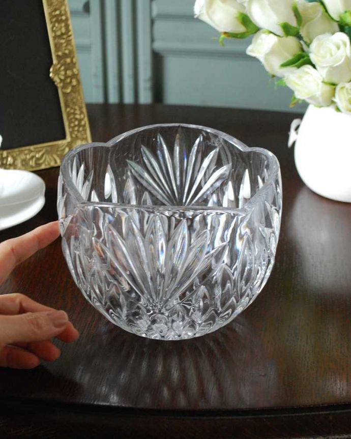 アンティーク 雑貨のガラス小物　アンティーク雑貨　お花の形に模られたデザインが可愛い器、 英国アンティークのプレスドグラス。いろいろ便利に使えます食卓で使うのはもちろん、お花を浮かべたり、花器代わりに使ったりと自分だけの使い方を楽しんで下さい。(pg-6260)