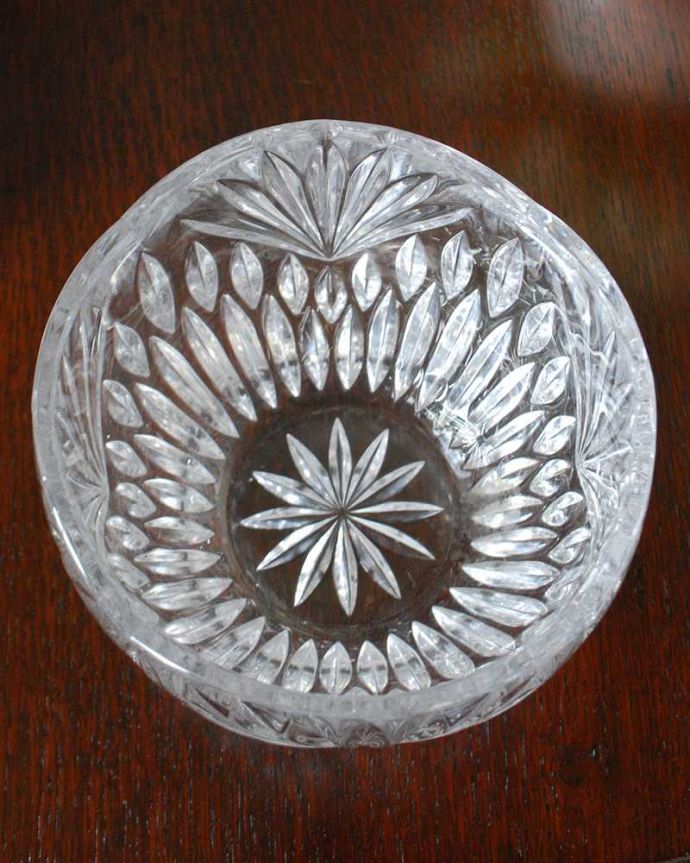 アンティーク 雑貨のガラス小物　アンティーク雑貨　お花の形に模られたデザインが可愛い器、 英国アンティークのプレスドグラス。上から見るとこんな感じです。(pg-6260)