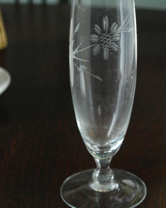 アンティーク 雑貨のガラス小物　アンティーク雑貨　可愛いお花の模様が描かれたアンティークプレスドグラスの一輪挿し。普段の生活にパッと華を添えてくれるアンティーク気軽に使えるアンティークのプレスドグラスの中で、もっとも英国らしいアイテムの花器。(pg-6262)