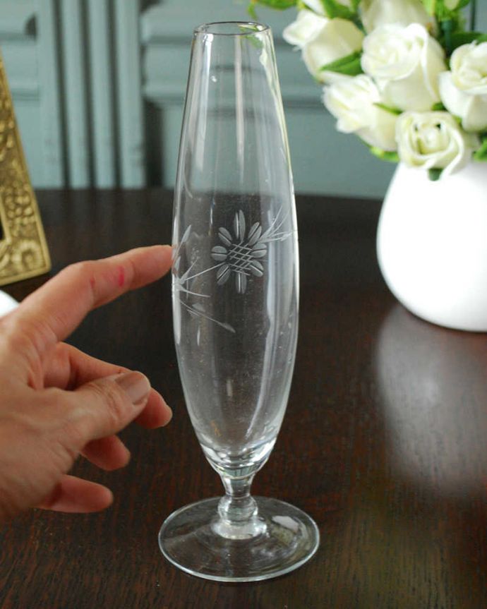 アンティーク 雑貨のガラス小物　アンティーク雑貨　可愛いお花の模様が描かれたアンティークプレスドグラスの一輪挿し。キラキラ輝く美しさ置いておくだけでも絵になるデザイン。(pg-6262)