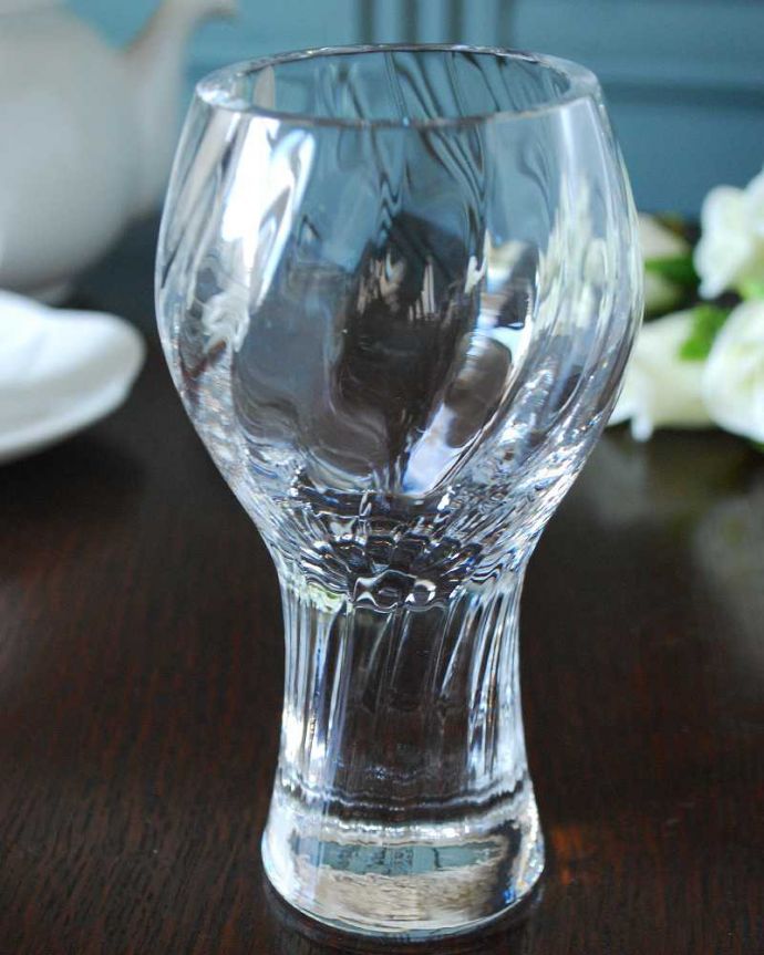 アンティーク 雑貨のガラス小物　アンティーク雑貨　透明感の美しいプレスドグラス、アンティークのフラワーベース(花器) 。お花を入れずに眺めているだけで幸せな時間アンティークのガラスは成分が今のものと違うので、置いておくだけでキラキラ輝いて楽しめます。(pg-6266)