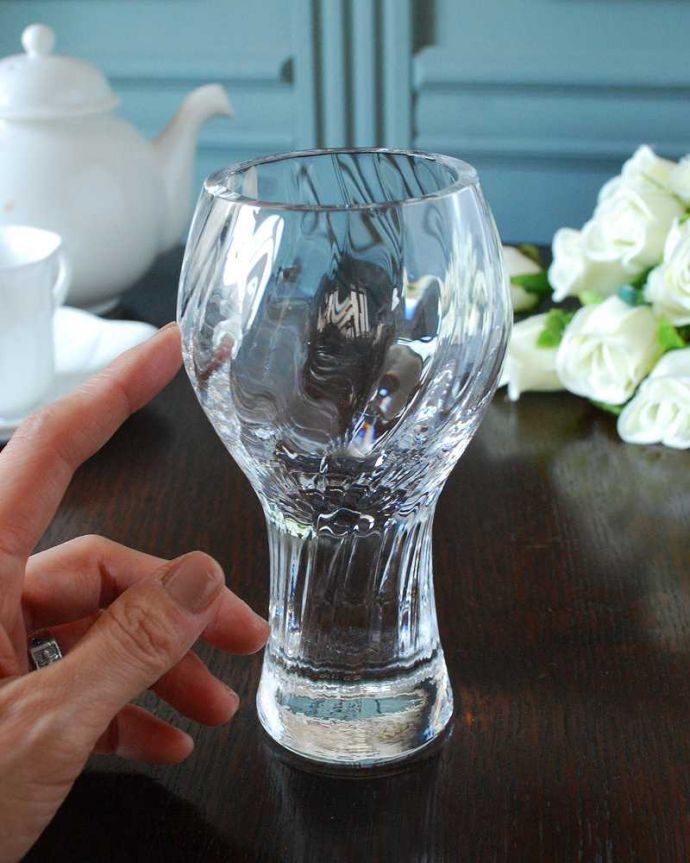 アンティーク 雑貨のガラス小物　アンティーク雑貨　透明感の美しいプレスドグラス、アンティークのフラワーベース(花器) 。気軽に使えるフラワーベース英国らしくいろんなサイズが見つかる花器。(pg-6266)