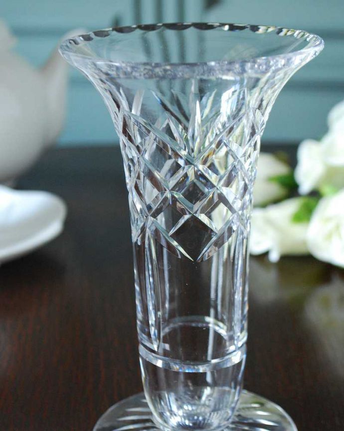 アンティーク 雑貨のガラス小物　アンティーク雑貨　スッキリとした模様が華やかなアンティークガラスのフラワーベース。普段の生活にパッと華を添えてくれるアンティーク気軽に使えるアンティークのプレスドグラスの中で、もっとも英国らしいアイテムの花器。(pg-6267)