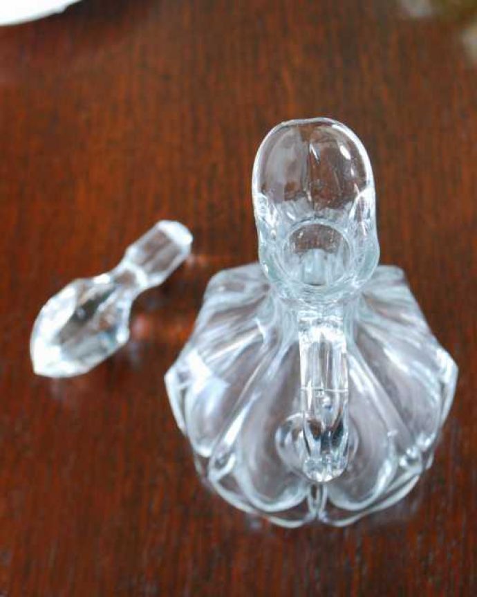 アンティーク 雑貨のガラス小物　アンティーク雑貨　宝石のようなフタが付いたアンティークのガラスの小さなデカンタ。上から見るとこんな感じです。(pg-6269)