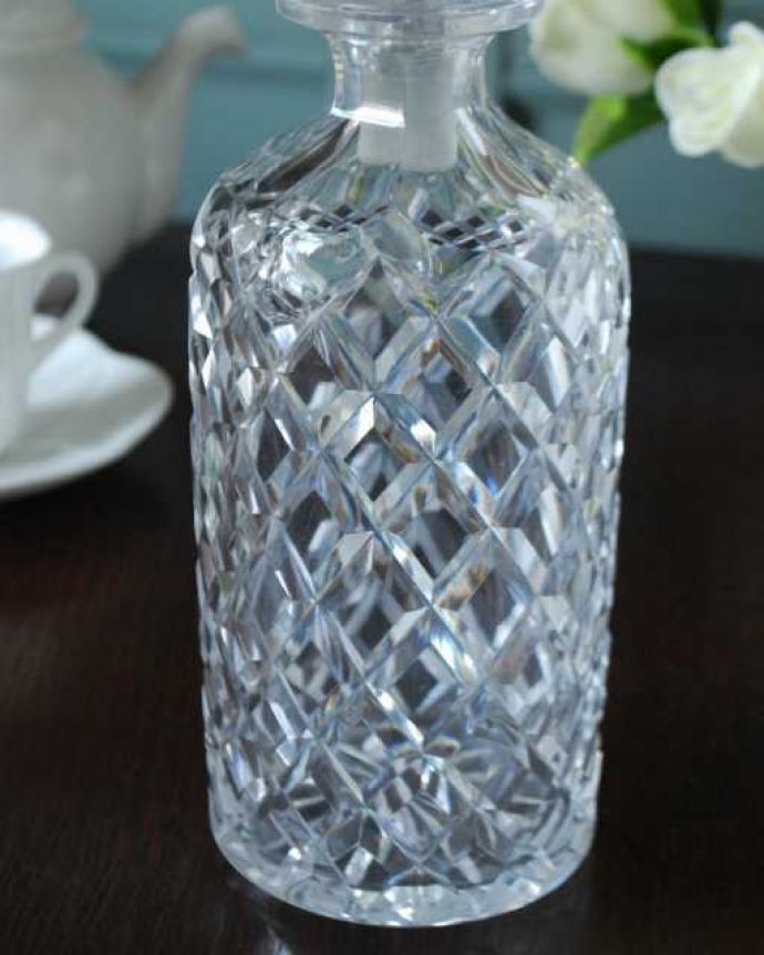 アンティーク 雑貨のガラス小物　アンティーク雑貨　アンティークのガラスの雑貨、ダイヤの形の型押しが輝くデカンタ。お酒を入れて楽しんだデカンタ今のように便利なペットボトルや缶がない時代。(pg-6270)