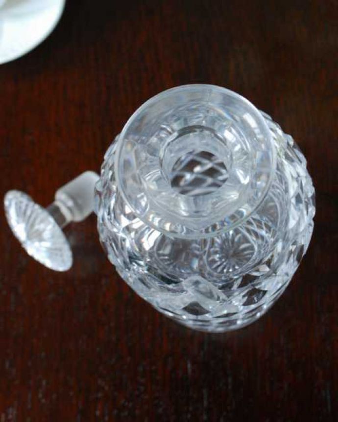 アンティーク 雑貨のガラス小物　アンティーク雑貨　アンティークのガラスの雑貨、ダイヤの形の型押しが輝くデカンタ。上から見るとこんな感じです。(pg-6270)