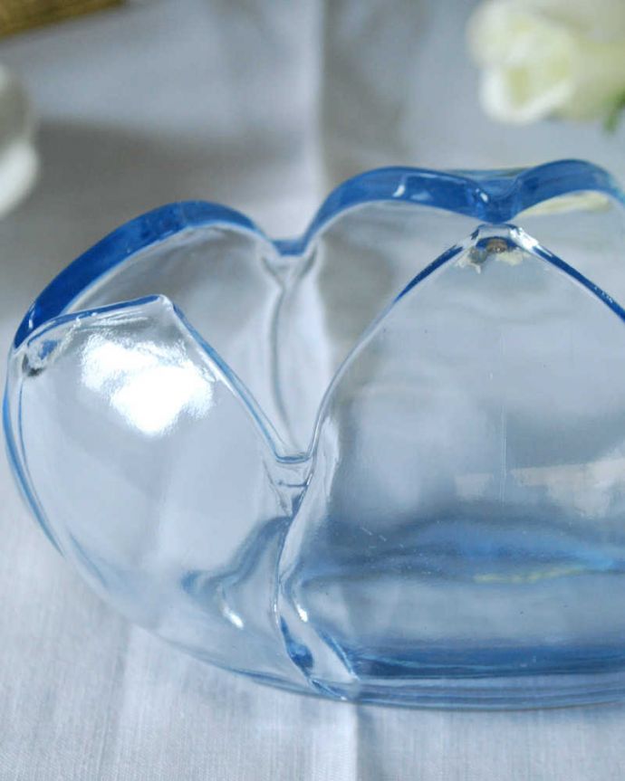 アンティーク 雑貨のガラス小物　アンティーク雑貨　美しいブルーのアンティークプレスドグラス、華やかなガラスのボウル(小)。イギリスの食卓には欠かせないアイテム最後の味付けをするのは食べる人自身と言う個人主義を大切にするイギリスでは、食卓には欠かせないスパイスケース。(pg-6273)