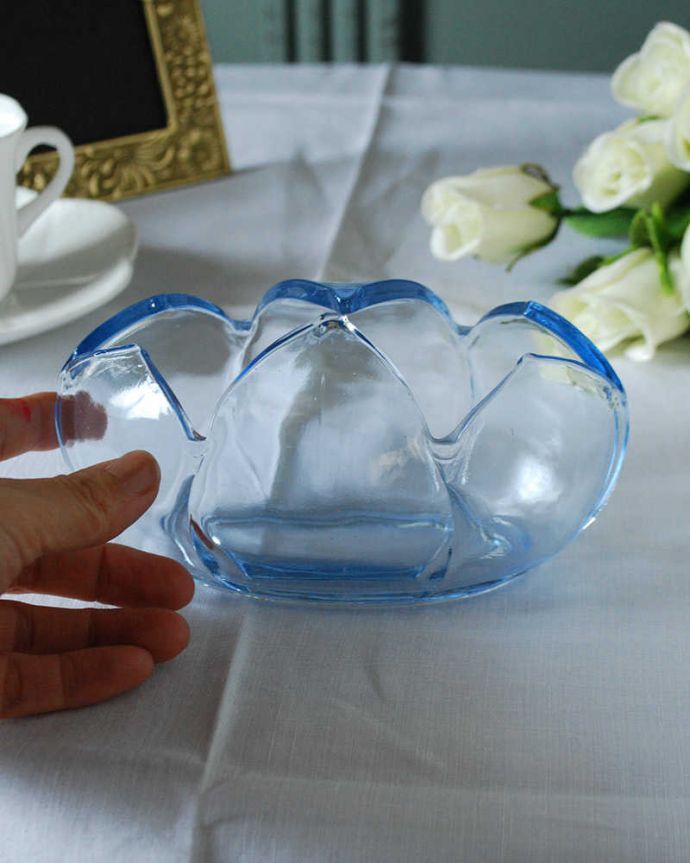 アンティーク 雑貨のガラス小物　アンティーク雑貨　美しいブルーのアンティークプレスドグラス、華やかなガラスのボウル(小)。使う度に、なんだかワクワク食事の時間が楽しくなっちゃう美しいデザイン。(pg-6273)