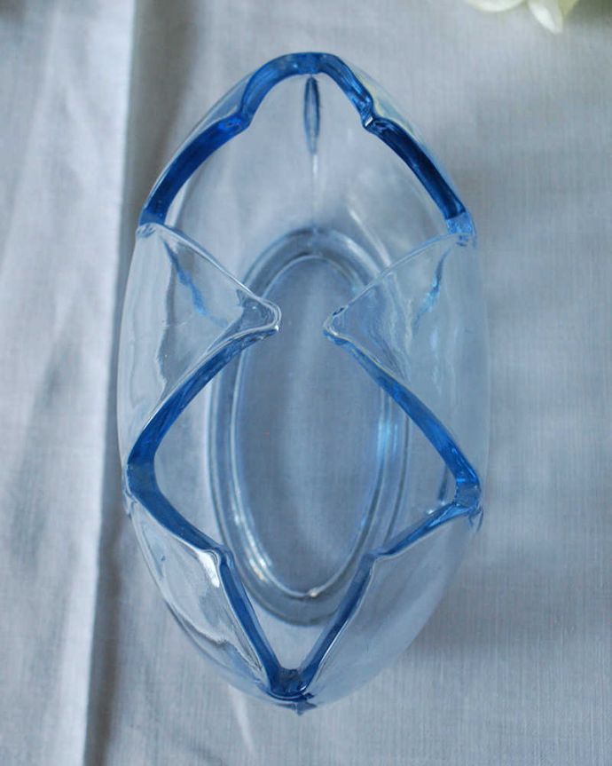 アンティーク 雑貨のガラス小物　アンティーク雑貨　美しいブルーのアンティークプレスドグラス、華やかなガラスのボウル(小)。上から見るとこんな形アンティークなので多少のキズやカケがある場合はありますが、使用上問題はありませんのでご了承下さい。(pg-6273)