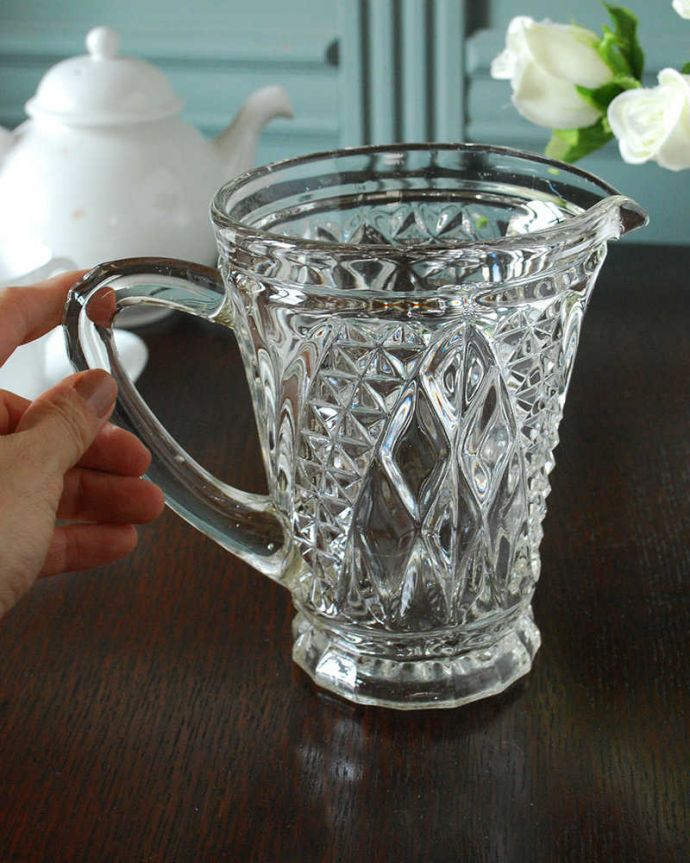 アンティーク 雑貨のガラス小物　アンティーク雑貨　キラキラ輝くダイヤ型が美しいアンティークプレスドグラスのウォータージャグ。いろんな使い方が出来ます飲み物を入れるのはもちろんフラワーベースとしても使いやすい便利なサイズです。(pg-6278)